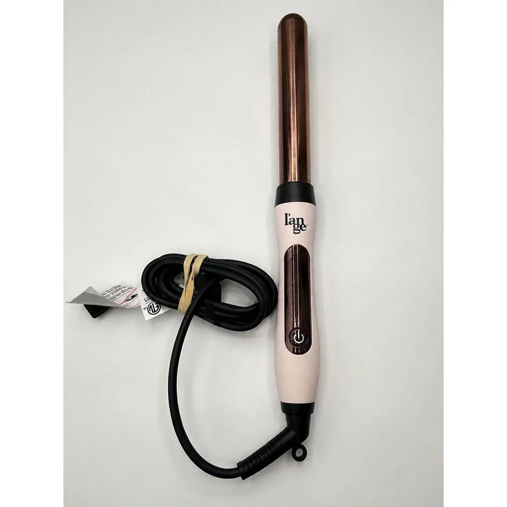 L’ange clipless curling wand in a blush pink and rose-gold finish